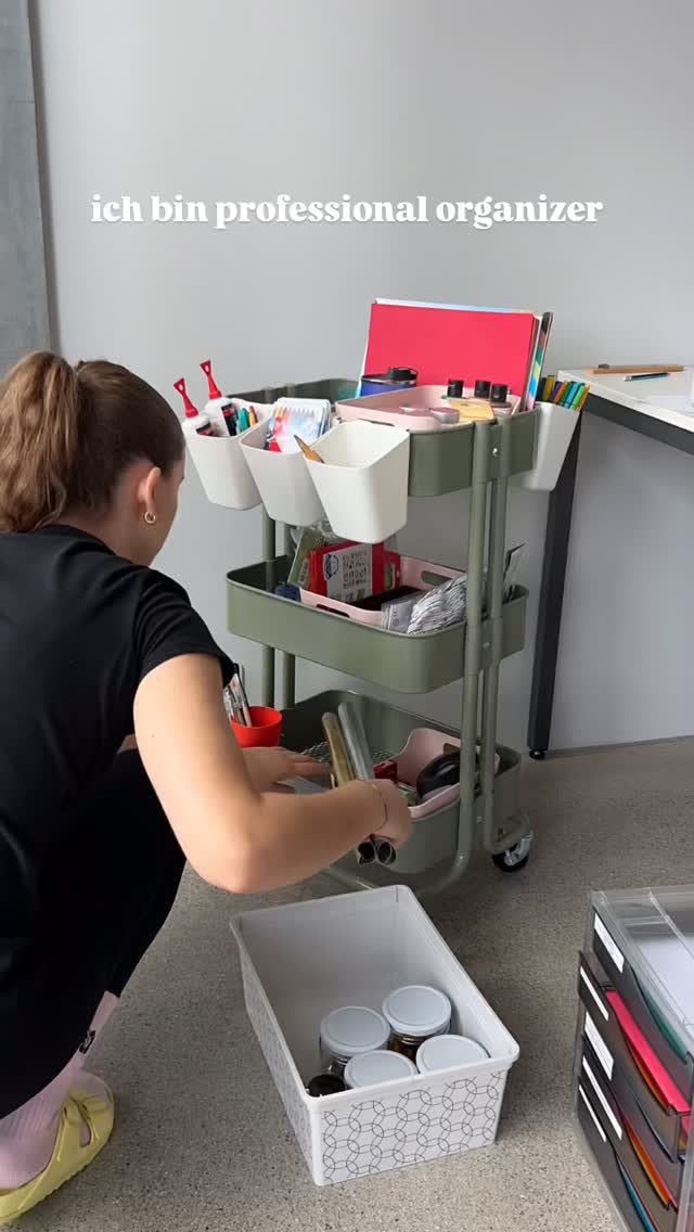 starte hier ⤵️
🛍️ Einkaufstaschen
Stofftaschen, Papiertaschen, Jutebeutel, Rucksäcke → alles sammeln
• wenig emotional
• oft massiv unterschätzt
• perfekter Start für schnelles Erfolgserlebnis
Tipp:
→ Einkaufstaschen dort aufbewahren, wo du sie wirklich brauchst
→ ein paar ins Auto
→ eine neben den Fahrradhelm oder in den Fahrradanhänger
🧦 Socken
Meist haben wir viel zu viele – und wissen trotzdem genau, welche unsere Lieblinge sind.
Aufgabe:
→ alle Socken im ganzen Zuhause zusammentragen
→ zählen!
→ bewusst machen: Die Woche hat 7 Tage
→ und du wäschst (hoffentlich!) nicht nur alle 50 Tage
Fazit:
→ wir können deutlich aussortieren
🥫 Lebensmittel
• alles, was längst abgelaufen ist → Müll
• den Rest mit deinen Sinnen prüfen (sehen, riechen, fühlen)
• danach sinnvoll und übersichtlich einsortieren
👉 Ordnung + weniger Food Waste + weniger doppelt einkaufen
✏️ Stifte
• alle Stifte im ganzen Zuhause zusammentragen
• Playlist oder Podcast an
• Blatt Papier schnappen
• alle testen
Entscheidung:
→ kaputt? → Müll
→ noch gut? → kategorisieren
→ über 100 Kulis? → mindestens die Hälfte spenden
.
.
.
.
.
.
home organizing | decluttering | familienalltag | ordnungssysteme | ordnung schaffen | schweiz | aufräumhilfe | bern | organisieren | kleiderschrank | aufräumen | thehomeedit
#thun #loslassen #minimalismus #mariekondo #ordnungstipps