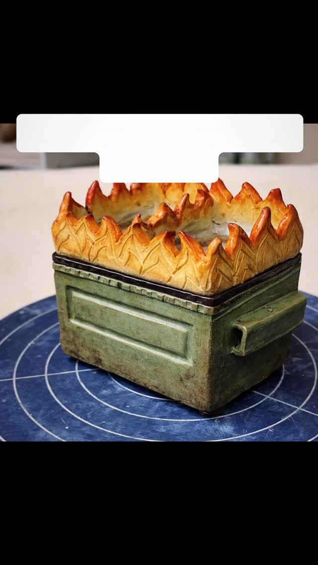 A Dumpster Fire wax warmer seemed appropriate to make today… making art is my refuge from the world but sometimes those two things can intersect. I still choose joy. I still choose peace and I still choose to value my worth through my art. @happycatclayart
#handbuiltceramics #slabbuiltceramics #findyourhappiness #guardyourheart #arttherapy