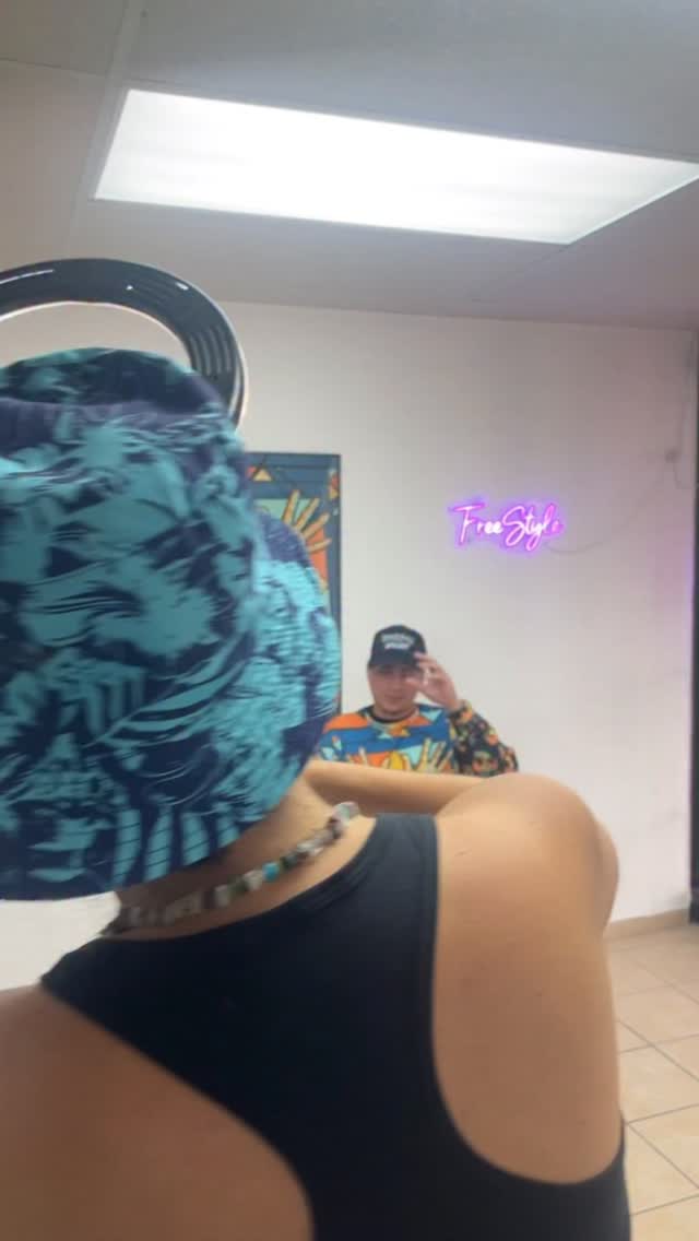 El Come Coco en @freestylegallerypr 💎🥥
Dímelo mi gente! Llevamos la Expo @bebebambu88 a Carolina, PR. 📍 Con La collection de #vejigante #coconut🥥mask Ya disponible en la isla!!
Una colección de Arte exclusiva inspirada en el HipHop y la cultura Boricua 👊🇵🇷 No te la pierdas!
Muchas sorpresas de Camino 👣
📣 Shoutout a
@alejandrotatuajes
@nugu_playphoto
Stay tuned 🎬
#hiphopboricua #arte #puertorico