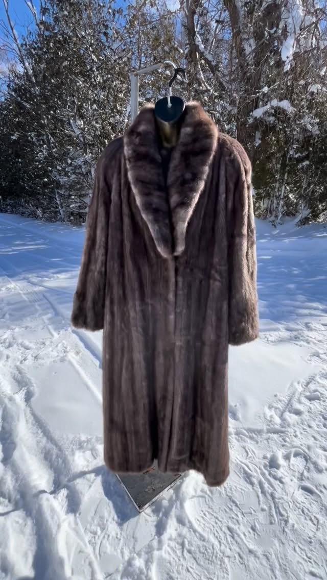 These beautiful vintage mink furs are now available online and are all on sale. Stay warm, look good and save money
#vintagefur #vintagecoats #für #fur #furcoat