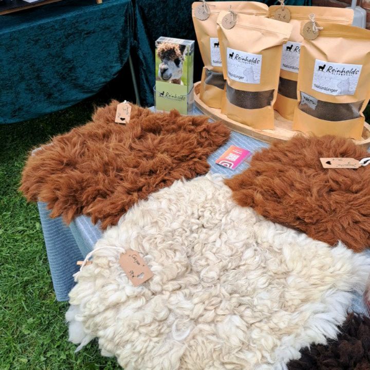 So schön vielfältig ist unsere Alpakawolle. Wir verarbeiten unsere Wolle zu Sitzkissen, Dekofelle und Teppiche. Seid ihr auch so fasziniert von der Farbenvielseitigkeit? Alpakawolle kann auch so unterschiedlich in der Farbe und Struktur sein, aber eins haben alle Felle gemeinsam....sie sind super flauschig.
Natürlich sind es alles vegane Felle. Die Felle sind in Handarbeit aus unserer Schurwolle hergestellt und die Rückseite ist gefilzt. 🦙