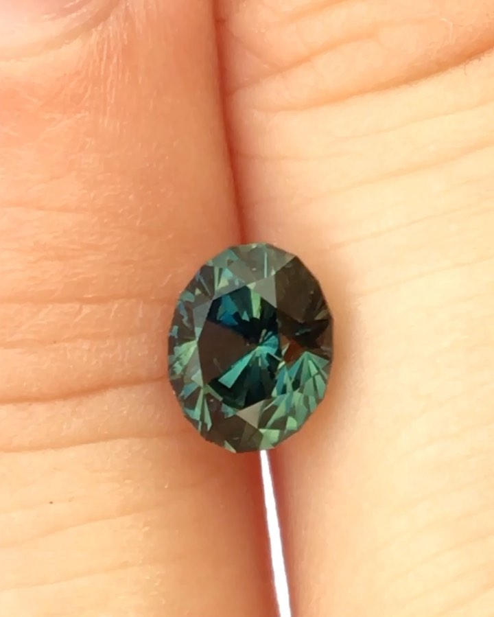 Saphir d’Auvergne (France 🇫🇷). Saphir Teal, taille ovale 1,15ct, dimensions : 6,51 x 5,13mm. Taille de précision. Naturel, non chauffé, non traité. French sapphire 🇫🇷 from Auvergne. Oval 1,15ct 6,51mm x 5,13mm. Precision cut. Natural, unheated, untreated.
#saphir #saphirdefrance #saphirdauvergne #frenchsapphire #finegems #exceptionalgemstones #teal #tealsapphire #bluesapphire #naturalgemstone #ethicalgemstone #ethicallymined #naturalsapphire #unheatedsapphire #saphirnaturel #pierresethiques #joaillerieethique
#sapphire #gemme #cuttinggemstones #precisioncut #ethicaljewelry #highjewelry #jewelrydesign #statementjewelry #hautejoaillerie #minetomarket #jewelrydesigner #jewelryblogger #gemstonetraceability