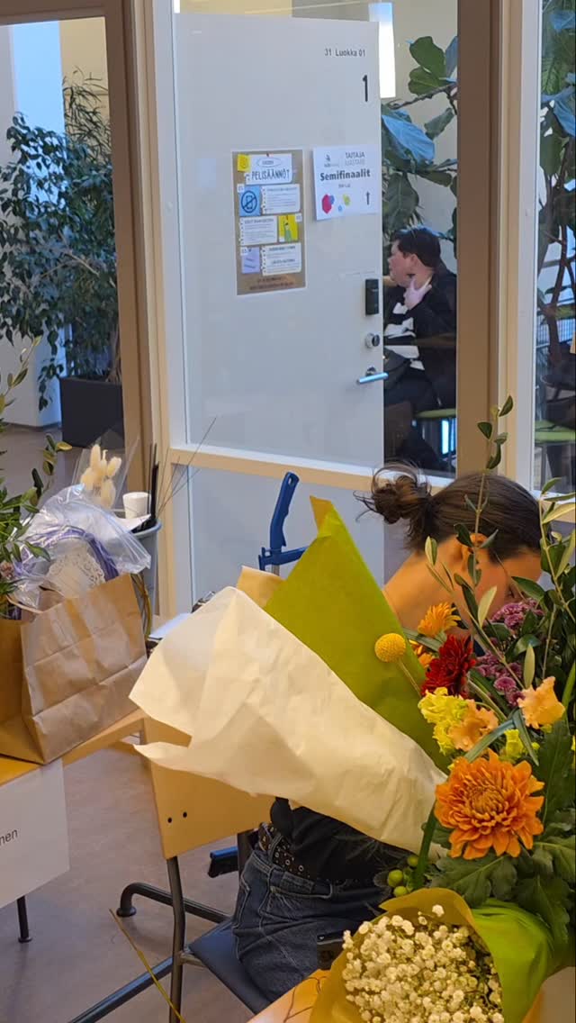 Tuvan täydeltä kukkasidontaa tänään TTS Rajamäellä 🌸 #taitaja2026 semifinaalikilpailu #floristiikka lajissa.
@ahlmanedu opiskelijat Aino-Maija Mäkikoski, Tìitus Varjo ja Yelyzaveta Osinnaike selviytyivät hienosti pitkästä päivästä! Tuloksia ja finalistien julkaisua odotellaan vielä tovi.
@tiitus.varjo @ahlmanviherjakukka #ahlmanviherjakukka