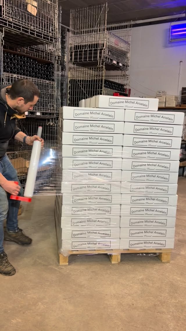 📦🍷Une envie de Pommard ??
Une nouvelle palette quitte le domaine pour notre importateur Indonésien 🇮🇩✨
👉 Les allocations du millésime 2023 sont désormais disponibles.
Si vous êtes intéressés, laissez-nous un message 📩
📦🍷 Off to Indonesia!
A new pallet is leaving the estate for our importer 🇮🇩✨
👉 2023 vintage allocations are now available.
If you’re interested, feel free to send me a message 📩
Merci pour votre confiance 🙏
Thank you for your continued support 🍷
#DomaineMichelArcelain #Bourgogne #Pommard #Millésime2023 #BurgundyWine 🍇📦🌍