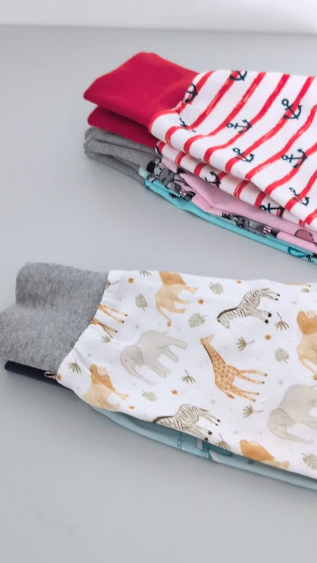 Mit Liebe genäht ✂️ Pumphosen für kleine Lieblingsmenschen 😍 perfekt, bequem, robust, mitwachsend mit Hinkuckergarantie - jetzt shoppen und den Gratis Versand Code: FürDich - im Checkout mit angeben ⭐⭐⭐⭐⭐
#pumphosen #pumphosenliebe #handmadeshop
@kindersachenbybea