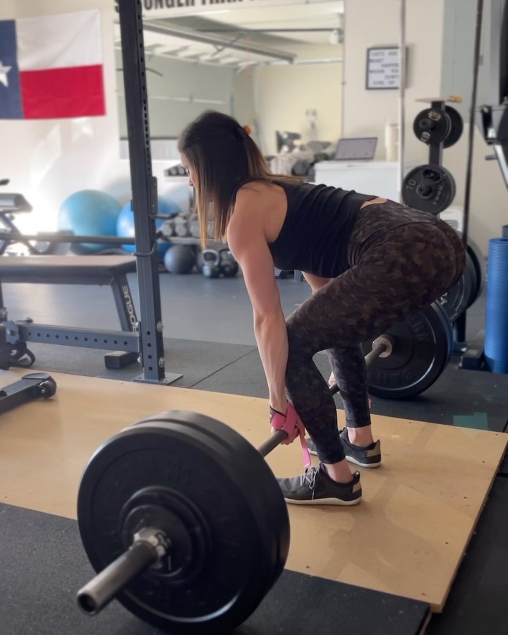 LOWER BODY 🍑
building up to the end of my cycles on deadlifts and it felt like a piece of cake today at 200lbs 4x2. I had dropped some of my starting weights a couple months back and it has helped reset everything and my body feels much better! 🙌🏻
dynamic warm up: banded laterals, monster walks, squats, hip circles, etc & lighter sets to build to “working weight”
▪️Barbell Deadlift 4x2
▪️Barbell Paused Hip thrust 3x10
▪️Goblet Split Squats 3x10 each
▪️3 way band hip abductions 3x10-15 each way (leaning forward, upright, leaning back)
▪️GHD Back extensions (glute focused)
Save it & let me know how it goes! 💪🏻
Want to work with me? I offer in person training for clients in Dallas, TX from my home gym as well as online coaching so women can work with me from anywhere. Let me help you reach your goals in 2024 💪🏻
•
•
•
#momswholift #postpartumfitness
#fitnessmotivation #homeworkouts #womensfitness #getstrong #buildmuscle #dallaspersonaltraining #dallasfitness