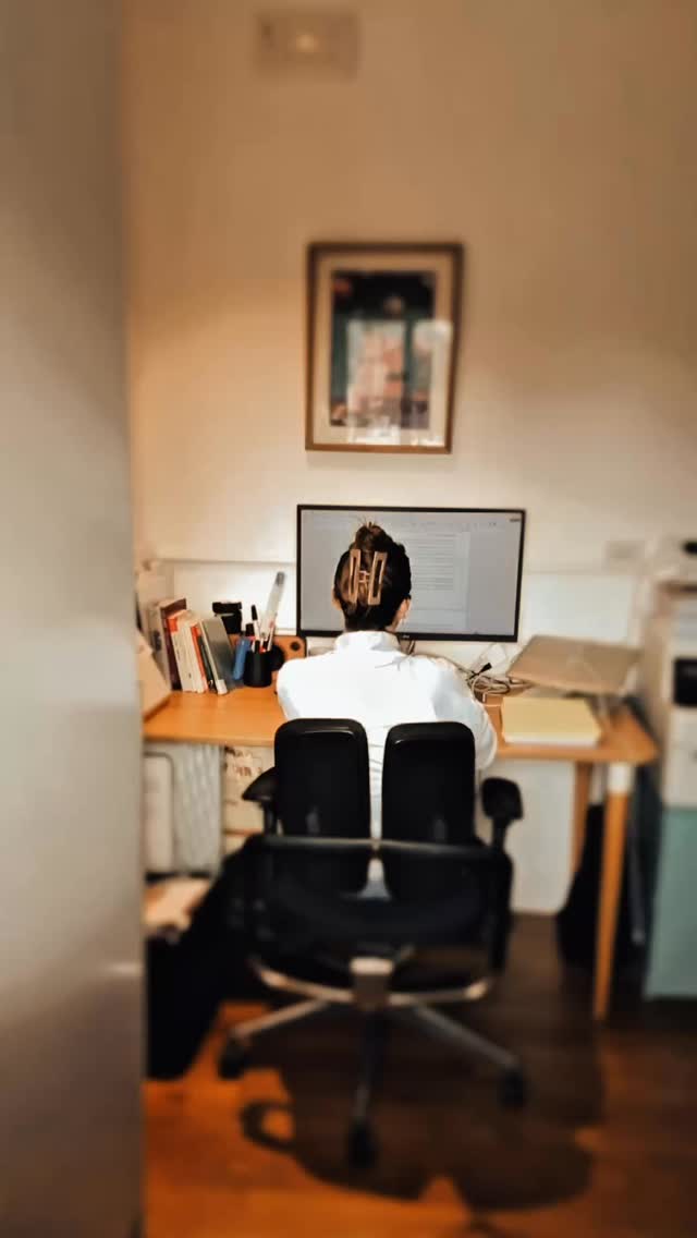 תרגיל כתיבה לכותבי פרוזה (או פיקשן בכללי), הדגמה בהמשך הפוסט 👇🏻
רוב הדמויות שנכתבות נופלות בדיוק לאותו מקום:
הן מתנהגות כמו שמצופה מהן.
כמו שמישהו בגיל שלהן אמור להתנהג,
במגדר שלהן,
במקצוע שלהן,
בסטטוס שלהן.
אבל אם בני אדם היו תמיד צפויים,
שום דבר לא היה מעניין.
בחיים האמיתיים אנחנו לא בדיוק כאלה…
אנחנו עושים לפעמים משהו מוזר, תגובה שלא הולמת את הסיטואציה, הרגל משונה, בחירה שאי אפשר ממש להסביר.
כי אנחנו אנשים אמיתיים והתודעה שלנו מלאה ברבדים שמשפיעים עלינו ולא בהכרח מכווינים אותו להתנהג בהלימה ל״זהות החיצונית״ שלנו.
וככה גם בסיפורים. מה שהופך דמות כתובה למשהו שמרגיש אמיתי ולא גנרי ופלקטי, הוא שהיא מפתיעה אותנו. וכשהיא מפתיעה אותנו באופן מוצלח במיוחד אנחנו כבר ממש יכולים להתאהב.
אז איך שוברים את הצפוי?
קחו סצנה שכבר כתבתם,*
ושנו רק את נקודת המבט של הגיבור או הגיבורה -
שנו את המגדר שלה למשל, אם היא אישה, דמיינו אותה כגבר.
או הגיל: הגיבור הוא גבר בן 45? חשבו עליו כנער בן 17.
היא דתייה? איך היתה מגיבה למה שקורה בסצנה אם היתה חילונית?
חשבו על אותה מסגרת של סצנה, אבל בתודעה אחרת.
אל תעשו את זה כדי לשנות את הדמות באמת, אלא כדי לאפשר לה להגיב בצורה חדשה למה שמתחולל ברגע הזה.
בואו נדגים את זה על גיבורה בת 44, מנהלת צוות בחברת הייטק: קוטעים אותה באמצע ישיבה והיא אומרת באסרטיביות, ״תנו לי לסיים,״ וממשיכה להציג את עמדתה.
עד כאן הסצנה המקורית.
השינוי:
הגיבורה היא נערה בת 17.
קוטעים אותה בזמן שהיא מדברת. היא מגלגלת עיניים, קמה, יוצאת וטורקת אחריה את הדלת.
אופייני וצפוי לבת 17, אבל כשמלבישים את ההתנהגות הזו על אשת קריירה בת 44, אנחנו כבר בתחום ההפתעות.
מה עוד יכול לקרות מכאן?
*אם אתם לא עובדים כרגע על משהו ספציפי אבל מתחשק לכם לראות לאן התרגיל ייקח אתכם, הוא יעבוד גם עם סצנה שמישהו אחר כתב. קחו סצנה אקראית מספר (עדיף משהו שכבר קראתם והדמויות בו לכאורה ״ברורות״ לכם) ועבדו איתה בדיוק באותו האופן.
.
.
.
.
#כתיבהיוצרת #כתיבה #הוצאהלאור #writingadvice #תרגילכתיבה