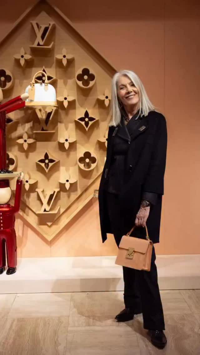 EL 130 ANIVERSARIO DEL MONOGRAM LV
Hace unos dias acudí como invitada a la celebración de un aniversario muy especial.
Una historia apasionante que comienza a finales del siglo XIX y que demuestra el valor de lo bien hecho con unas iniciales que representaron y representan el lujo en baúles y maletas cuya fama y prestigio se extendió hasta llegar a ser proveedores de Casas Reales y que hoy en día son también sus bolsos y sus colecciones un símbolo de calidad intemporal , de piezas heredables que ganan con la pátina del tiempo.
Me muevo por afectos y si mi amiga Paloma @palomichoo me convoca, sin dudar voy!
Rescaté de mi armario mi pequeña joya @louisvuitton en ese color rosa “ballet” que según los gurús del Pantone será tendencia esta primavera y que para mí siempre lo ha sido por su belleza y su dulzura.
Mi look , sastre pantalón de @ralphlauren y abrigo de @andrewgn_heritage pronto cumplirán los 20 años conmigo y recibirán el título de Vintage!
#lujosostenible #timeless #vintage #descubreconcaminovilla #fashionadvisor