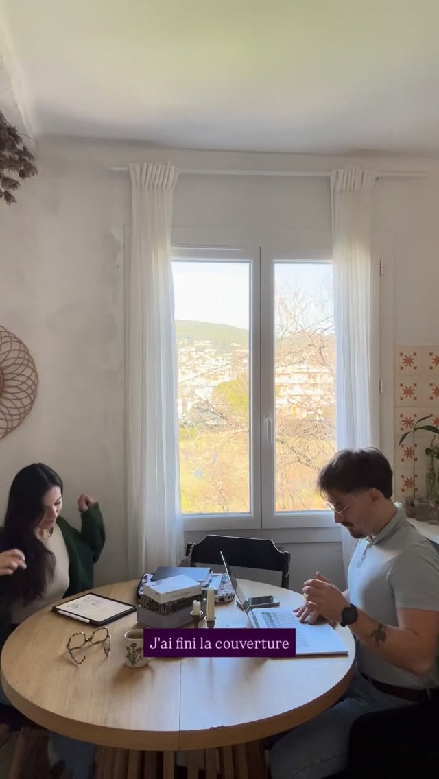 Petite bride de vie partagée spontanément. En ce moment je suis pas mal silencieuse, je mets du temps à ouvrir mes messageries, répondre aux messages en attente. Ma présence sur les réseaux sociaux s’est largement estompée, et dans le monde réel aussi. Hiver, dépression, anxiété, affluent oui. Mais la cause principale, c’est ce rêve que je suis entrain d’accomplir depuis quelques mois déjà 🙏🏻Je suis dans une bulle artistique assez profonde. J’ai longtemps écrit, j’ai longtemps dessiné, et maintenant les choses s’accélèrent doucement.
Je viens de finir le croquis de ma couverture pour mon projet de rêve qui sera édité aux éditions @mamaeditions . Soon soon
C’est vraiment une grande étape !!! 🥹
J’ai hâte de vous en dire plus. Mais pour l’heure je vous laisse avec quelques indices de temps à autres. Et je me replonge dans cette folie créative ✨
#autrice #illustratrice #feminisme #maternite #cycleféminin