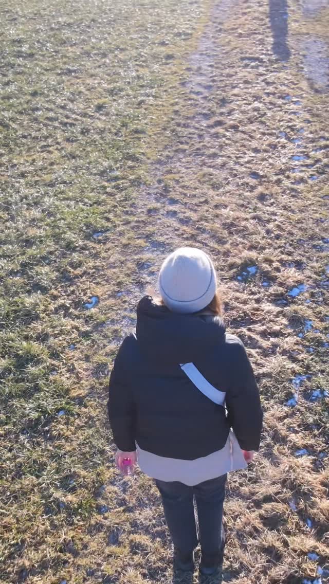 „Ich komme zurück, weil es sich lohnt.“
Wer wünscht es sich nicht- einen Hund, der verlässlich auf den Rückruf zurückkommt. Ein verlässlicher Rückruf ist jener, bei dem der Hund kommt, weil er gelernt hat, dass es sich lohnt- nicht, weil er muss.
Ein verlässlicher Rückruf bedeutet Sicherheit, Freiheit und Verbindung – für Mensch und Hund. Für ein gutes Miteinander im Alltag. 🐾 🤍
#positiverocks #tierschutzqualifiziert #stjohannintirol #lernenmachtspaß #rückruf