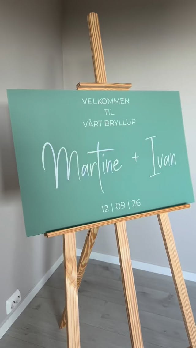 Vellomstskilt designet etter dine ønsker🌟
Farge, tekst og oppsett tilpasses og settes sammen slik du ønsker. Det er også mulig å kun bestille tekst dersom du ønsker å sette den på speil eller lage eget skilt.
Bestilling av velkomstskilt kan gjøres gjennom nettsiden eller på melding🌸