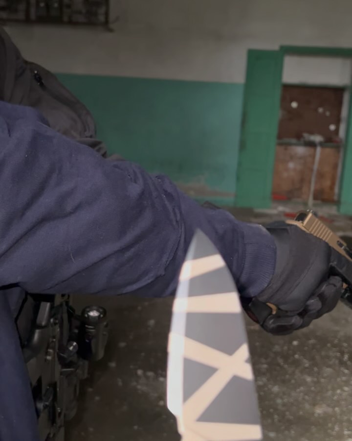 Nous testons nos textiles anti-couteau dans des situations réelles, et nous pouvons, sans la moindre hésitation, démontrer leur efficacité sur nous-mêmes.
Nos UBAS anti-couteau sont conçus pour protéger les opérateurs contre les attaques au couteau, mais également contre les coupures accidentelles.
Merci à @f.c.s.p.e_consulting pour ton bras et ton retour sur nos produits.
#police #policemunicipale #douane #intervention #tactical #tacticalgear #emraarmement #gendarmerie