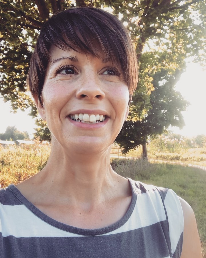 SUPERFOOD VON DAHOAM
Dass ich echt begeistert von meiner ersten Kräuterwanderung am Wochenende war, habe ich euch ja schon erzählt. Was für super leckere Wildkräuter vor unserer Haustür wachsen und wie großartig erst ein Wildkräutersalat schmeckt! Leider hatte ich bislang so gar keine Ahnung von heimischen Kräutern und kannte gerade mal zwei, drei Pflanzen, die aber auch nur die Hasen meiner Kinder gerne gefressen haben.
Einen Tipp, den ich bekommen habe, möchte ich gerne mit Euch teilen.
Ein richtiges Superfood kannst Du nämlich noch bis Anfang Oktober kostenlos und in großen Mengen am nächsten Wegesrand ernten. Brennnesselsamen!
Die kleinen Samen sind richtige Kraftpakete. Sie enthalten viel Eiweiß, Vitamine und Mineralstoffe. Sie können bei Leistungsschwäche helfen und Müdigkeit entgegenwirken. Und das ist nur eine der vielen Wirkungsweisen.
Du kannst die Samen frisch essen oder auch geröstet oder getrocknet über dein Brot, Müsli oder Salat streuen. Die Samen schmecken leicht nussig. Wirklich lecker. Wenn du die Samen mal probieren magst, dann solltest Du eine Menge von 1 TL pro Tag nicht überschreiten.
Kennst Du Dich mit Brennesseln aus? Vielleicht kannst Du uns noch weitere Verwendungsmöglichkeiten nennen.
#kräuterkunde #kräuterwissen #wildkräuter #heilkräuter #superfoods #kostetnix #energie #gegenmüdigkeit #naturkunde #ayurvedalifestyle #ayurveda #vegetarischerezepte #dahoam