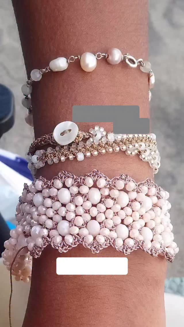 Il Bianco uno dei colori che più mi piacciono per la prossima stagione!!❤️❤️❤️
I bracciali sono realizzati con filato Sorrento di @filieforme
#crochet #uncinetto #crochetbijoux #tonbonbijoux #filieforme