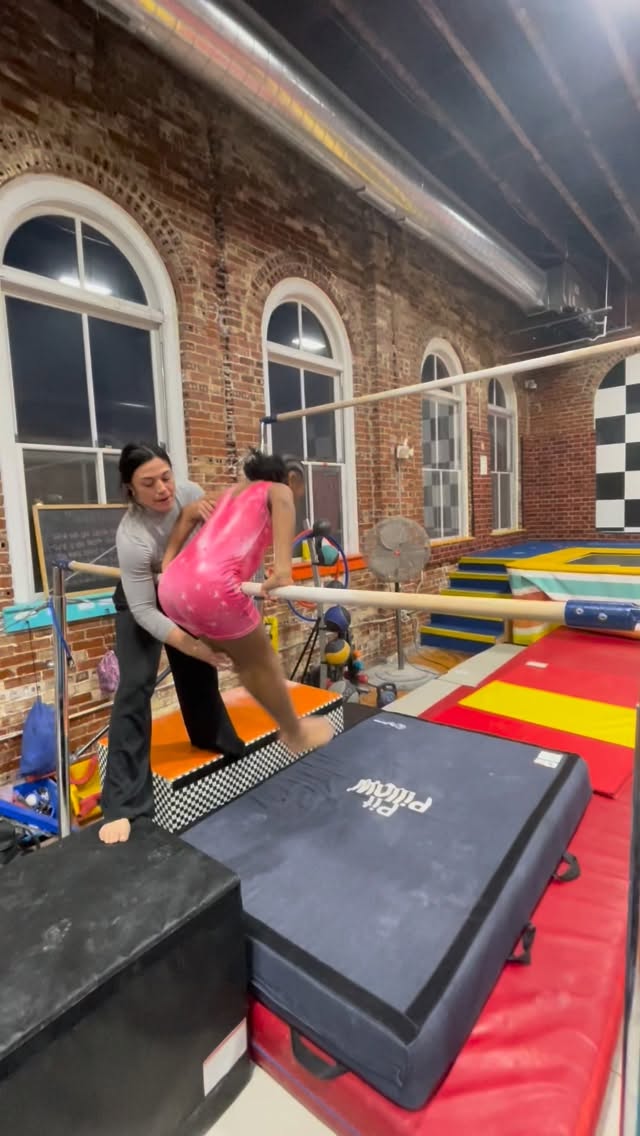 🎶🎤AND WHEN IM BACK IN FLIP OUT I FEEL IT!!!🎤🎶😂😂
Yes, jumps to the high bar!!!
#flipoutproductions #philadephia #fishtown #gymnastics