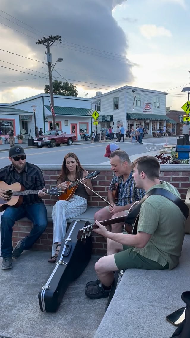 Throwback Thursday—Sharing a little video from the warmer months in our beautiful Floyd town. “Love of the Mountains”. 🎻🪕🎶🌄
@visitfloydva @floydmusicschool @jenlbrooke
#bluegrassmusic #mikemitchellmusic #bluegrasslife #bluegrassfiddle #bluegrassguitar