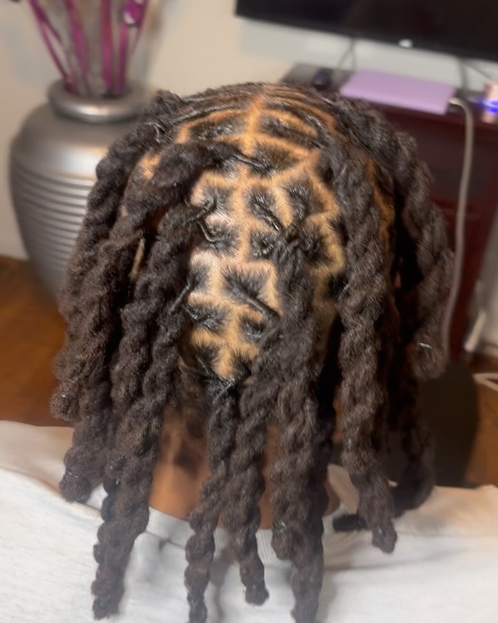 Four Stand Twist
Top Hat Ready !!
Are you Active? Where A Hat for work?
#Book Aonya-YourStylist
Shampoo Retwist Style for you daily activities