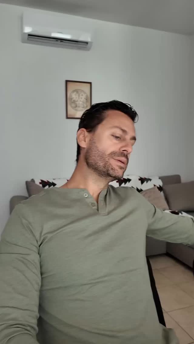 L’hypnose permet deux applications avec la douleur : l’anesthésie et l’analgésie. Généralement, l’anesthésie sera privilégiée dans le cadre d’une opération sous hypnose. Une opération sous hypnose ne sera pas dispensée d’anesthésie médicamenteuse. L’hypnose simplement à éviter une anesthésie générale.
Cet extrait de cours partage davantage un ressenti personnel et une anecdote amusante. Parce que c’est aussi ce qu’on retrouve en formation. De la légèreté dans l’apprentissage de choses sérieuses.
Tu t’es déjà fait opérer sous hypnose ?
#hypnose #formationhypnose #hypnosemedicale #hypnoanalgésie