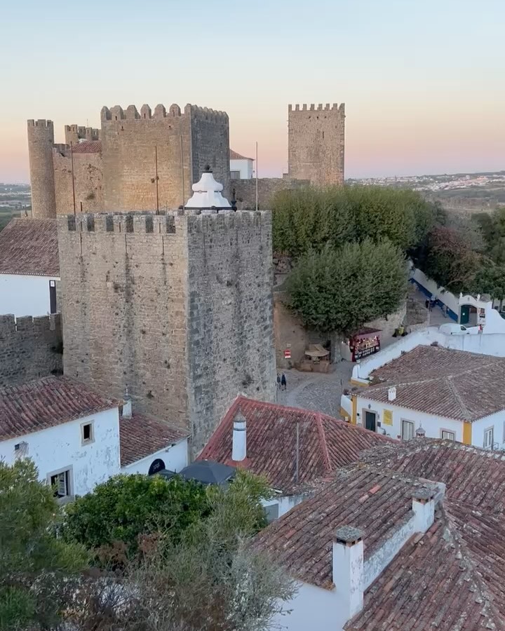 We did a little excursion to a nearby town of Óbidos the other day! Just a 20-minute drive away from Peniche, Óbidos is known for its medieval fort and castle walls that you can actually walk around. 🏰
You’ll also find a maze of pitoresque streets and little shops selling Ginjinha de Óbidos (cherry brandy) served in a chocolate cup. We also highly recommend to try the pizza from À Janela @_ajanela! 🍕
#exploreportugal #obidos #excursion #daytrip #traveltoportugal #medievaltown #castlewall #activitiesinpeniche