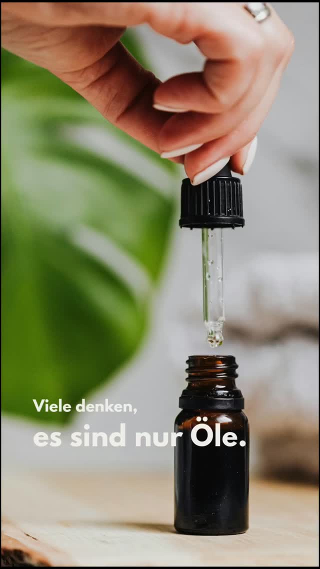 Du denkst,
doTERRA sind nur Öle.
Für mich war von Anfang an klar:
Es ist mehr.
Ich habe mich bewusst für die Produkte entschieden –
rein, sicher, wissenschaftlich begleitet.
Und genauso bewusst für das Business.
Nicht später.
Nicht zufällig.
Sondern von Beginn an.
Weil Menschen mich eingeladen haben.
Weil ich gefragt habe.
Und weil ich gespürt habe:
Das passt zu mir.
Zu meiner Arbeit.
Zu meiner Haltung.
Ich nutze doTERRA nicht als Verkaufsmodell.
Sondern als integrierten Teil meines Lebens und Wirkens.
Die Öle sind der Einstieg.
Das Business ist der Raum dahinter.
Ein Raum für Eigenverantwortung.
Für Wachstum.
Für Verbindung.
Für Frauen, die ihr Wirken erweitern wollen –
ohne sich zu verbiegen.
Kein Produkt-Gewedel.
Kein Druck.
Kein Rollen-Spiel.
Sondern Klarheit.
Verkörperung.
Und ein Business,
das sich nach mir anfühlt.
Wenn dich das ruft,
melde dich. 🌿