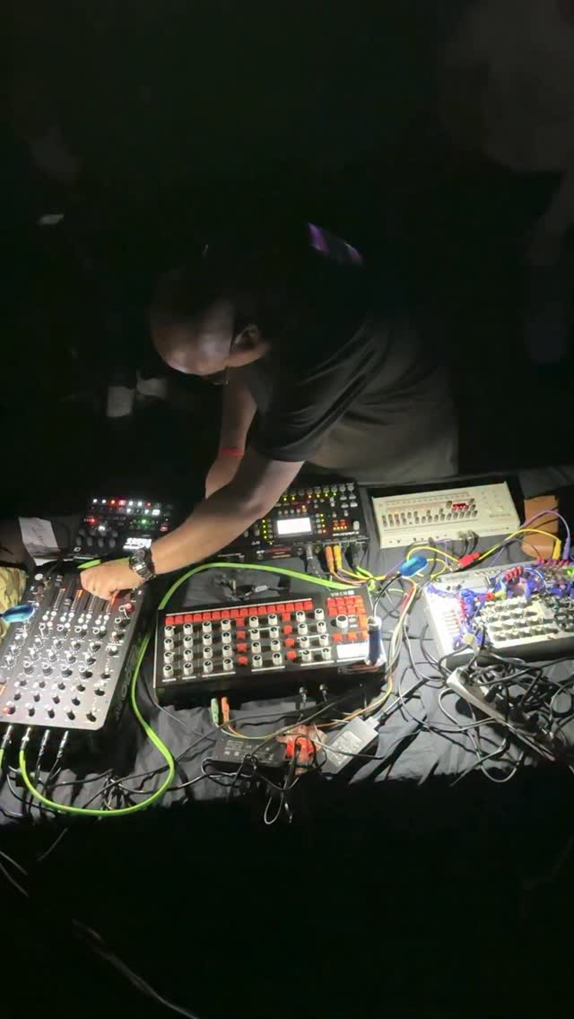 .
Thank you Los Angeles, what a show!
🎥 Great clips from my homies:
@tomhallsonics
@monolithmusicaus
@mattypaxton
⚡️Big thanks to Bryce @perfect_circuit @trovarsiofficial @alx_1o6 and all the great artists who performed on the night! Not forgetting the good people of @weareelektron for helping out.
Additional emotional support from @alexschetter @danieltroberg
Executive support from @melbourneinstruments as always.
Some of my American friends seemed to have picked up some Aussie slang!?
#livetechno #techno #electronicdancemusic #modularsynth #acidtechno