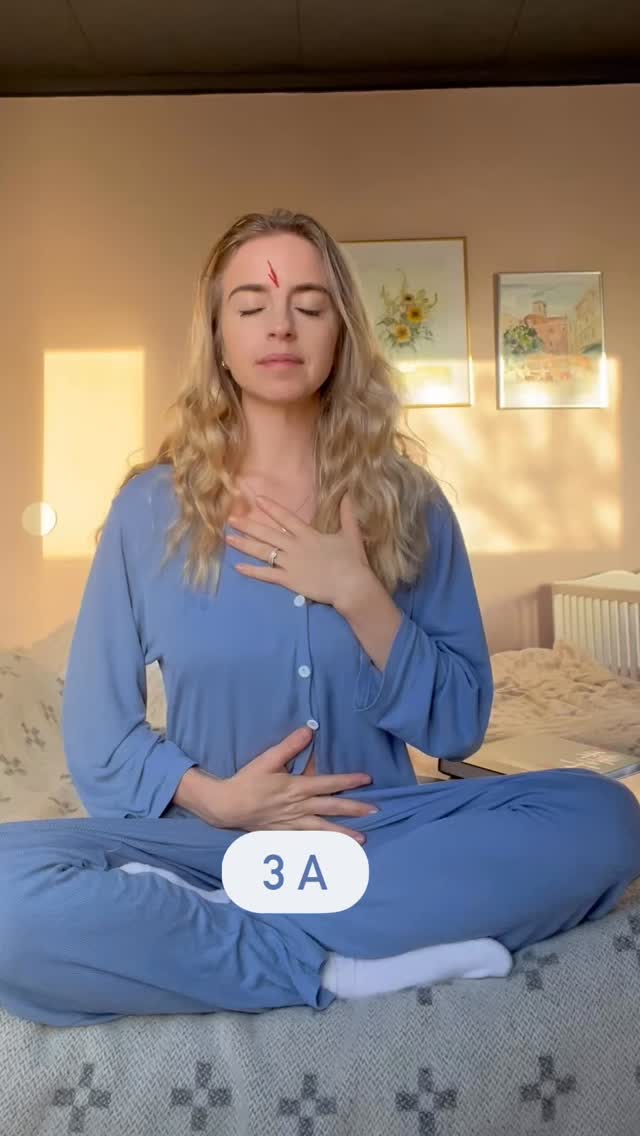 De tre A – Andas, Akupunktur & Akupressur 🤍
När det minsta barnet somnat för sin första nap på morgonen tar jag tid för mig själv, sätta tonen för dagen och landa. Det räcker med 10 minuter i pyjamas och rufsigt hår för att komma till ro och landa i kroppen. Morgonens/nattens stress sköljs bort och nervsystemet får starta om.
När vi stannar upp och andas medvetet aktiveras kroppens lugn- och ro-system. Pulsen sjunker, musklerna slappnar av och sinnet får en chans att landa i nuet.
Akupunktur och akupressur på punkter längs hjärtats meridian kan bidra till att lösa upp spänningar, förbättra cirkulationen och skapa ett mjukare energiflöde. Många upplever en djup avslappning som om kroppen äntligen får tillåtelse att återhämta sig.
En liten påminnelse om att sakta ner, släppa taget och ge hjärtat mer utrymme. ✨
En liten stund av medveten närvaro varje dag kan förändra hela ditt nervsystem. Testa!