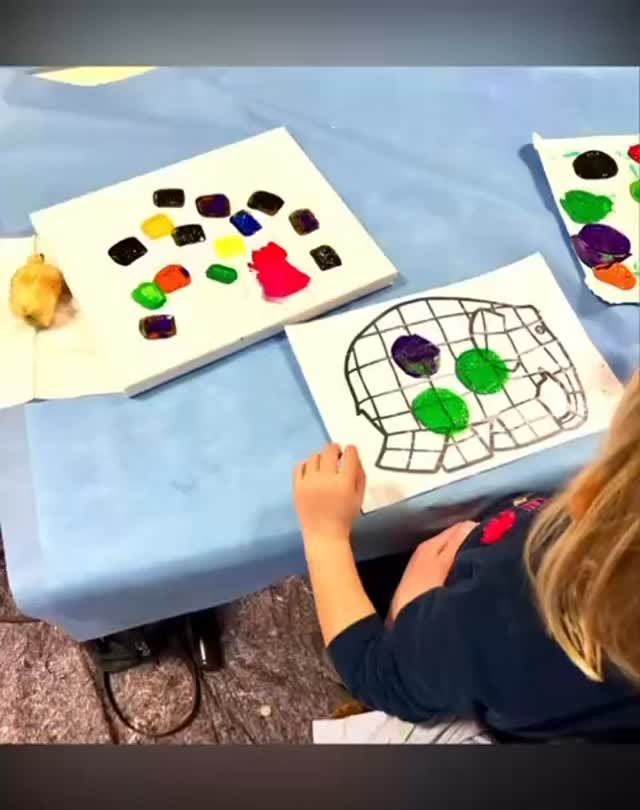 Hatten heute wieder eine menge Spaß bei unserem Familienworkshop. Maggie Nagel hat zum Einstieg eine Geschichte von Elmar dem Elefanten vorgelesen. Alle Kinder haben gespannt zugehört und durften anschließend ihren eigenen Elmar malen. Sind die Bilder der Kleinen Künstler nicht toll geworden? 🥰 🐘
#kunstschalterschemmerberg #gemeindeschemmerhofen #kinderandiemacht #elmarderelefant #kreativoaseandelfingen