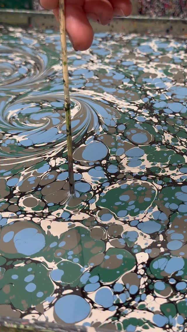 🌀🫶 I’ve been so busy this week working on a v exciting new brief 🤐 Wish I could share with you already but will have to wait ages 😆 For now here’s a bit of a spirally marbling moment to ease us into the weekend xx