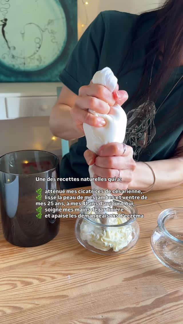 Tape « chantilly » et je t’envoie les deux vidéos de recette avec la fiche d’ingrédients 😍
Je me souviens de la première fois qu’une amie m’a tendu un pot et m’a dit: « tiens, essaie ça sur ton ventre pendant ta grossesse, tu verras ça fait des miracles ».
J’avais 24 ans et j’avais une nouvelle peur que je ne connaissais pas avant: celle de me mettre des produits dangereux sur la peau!
Avoir un bébé, ça été la porte ouverte à tous mes apprentissages:
Apprendre à démystifier les étiquettes d’ingrédients,
Apprendre l’alimentation vivante et anti-inflammatoire,
Partir en campagne à ses 6 ans et débuter un potager,
Commencer mes formations en herboristerie, permaculture, cosmétique artisanale, saponification à froid…
On tombe dans le chaudron, on ouvre la boîte de Pandore…
Du coup c’est vrai, j’ai eu des moments où découvrir l’ampleur des couleuvres qu’on nous fait avaler (sous toutes les forme), ça a parfois été submergeant.
Commencer à créer ses cosmétiques naturels, c’est ce qui m’a permis de débuter en douceur. Par une, puis deux recettes, puis 10…
Alors avec cette chantilly corporelle qui répare et qui ravit autant la peau que le cœur, c’est une invitation à sortir tes chaudrons dans la légèreté: c’est tout facile, tu verras.
Ces recettes font partie de ma trousse permanente, avec pleins d’autres baumes aux plantes et aux macérats maison 🍀🌼🪻
Puis il faut avouer qu’à mes 41 ans maintenant, ça me fait bien plaisir de pouvoir soigner ma peau, jambes, poitrine, et mes mains de jardinière, sans mettre de cochonneries dessus.
C’est pas comme si on était pas déjà envahi d’ingrédients non désirés partout.
Alors on choisit soi-même ce qu’il y a dans nos produits de salle de bain, puis de notre maison, de notre pharmacie, notre estomac 🥰 petit à petit, un jour à la fois.
Merci à ma grande fille de m’avoir réveillée il y a plus de 17 ans ❤️🔥
Je te souhaite autant de plaisir que j’en ai chaque jour à créer !
Écris simplement « chantilly » et je t’envoie 🫶
Isa
#cosmetiquenaturelle #diycosmetique