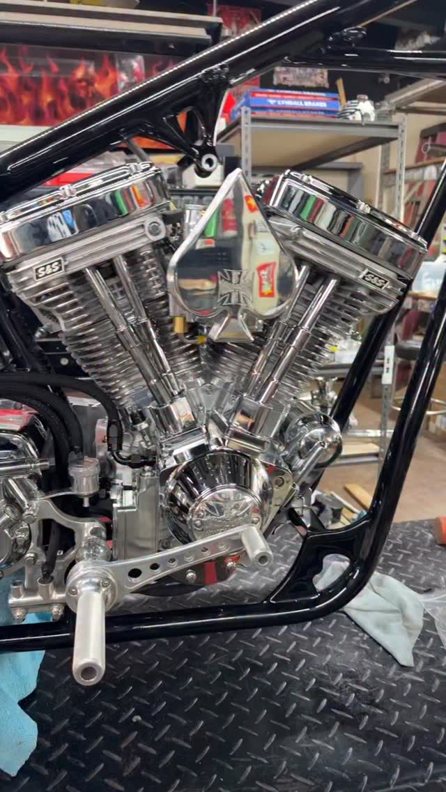 Been a minute since I’ve done a bike with a polished drivetrain… like they said in last nights episode of Fallout “you always end up back where you started” #boostedbrad #deathmetalracing #wcc #dominator