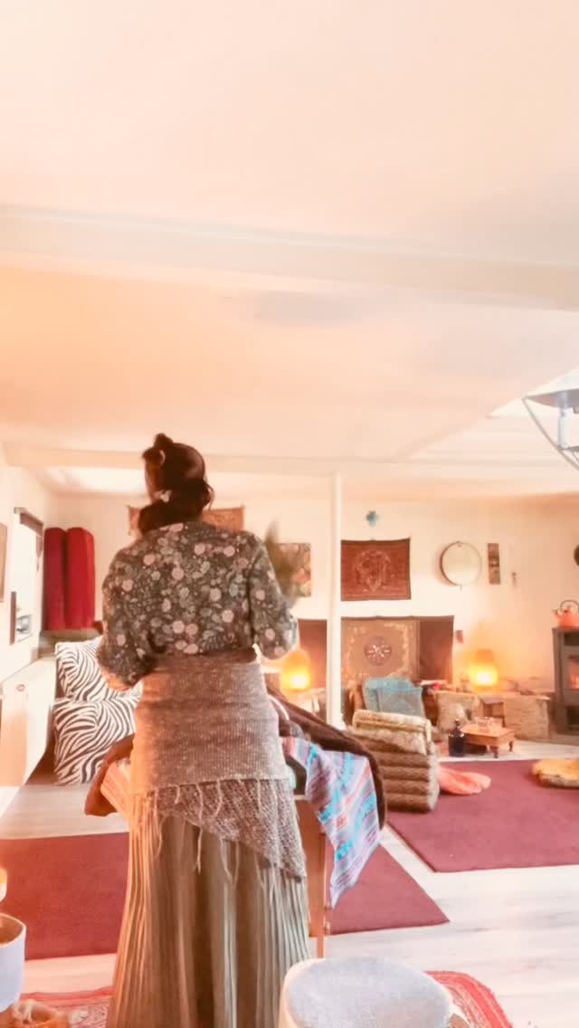 Gesundheit ist eine bewusste Entscheidung „Ja“ zu allem zu sagen, sowohl zur Harmonie, als auch zu Blockaden, um ihnen mit Verständnis und Demut zu begegnen. Nur so kann sich der Schmerz befreien und der Heilungsprozess beginnen. Eine Krankheit ist eine lange Zeit verdrängte Wahrheit in uns, die Aufmerksamkeit braucht, um wieder in die Balance zu kommen. Mit Akzeptanz deiner aktuellen Realität, Motivation, Ehrlichkeit, die Fähigkeit zu bereuen, der Wille zu vergeben und in Ausrichtung auf deine Heilung, ist alles möglich, wenn und wann Yaya will. Zeremonien sind darauf ausgelegt die Blockaden aufzuspüren, zu verstehen, zu bereuen, zu verzeihen und dann zu vergeben, was der Harmonie in deinem Leben im Wege steht. Denk immer dran, dass es am Ende Gott ist, der deine Heilung zulässt. Alles Lob gebührt Ihm. #akzeptanz #ehrlichkeit #yeshua #entscheidung #vergebung