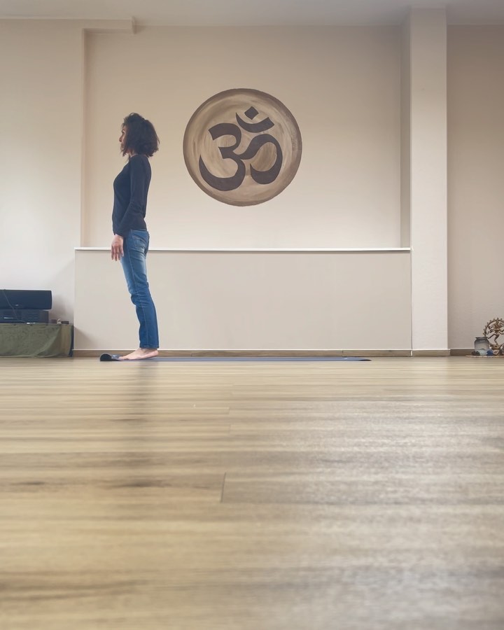 Mit Jeanshose und einem Lächeln im Gesicht wenn das Gleichgewicht mal nicht so macht wie man möchte.
Ärgerst du dich wenn gewisse Positionen für dich unerreichbar sind oder du ständig bei den Gleichgewichtsübungen aus dem Gleichgewicht kommst?
vielleicht probierst du es mit einem Lächeln aus beim nächsten Mal. Nehme das schwere aus deiner Praxis und schaffe Leichtigkeit mit Fokus und Atem.
#vinyasayoga #yogabochum #yogaauthentisch #vinyasaflowyoga #hathavinyasayoga #yogaimjeans
@gundikyokus