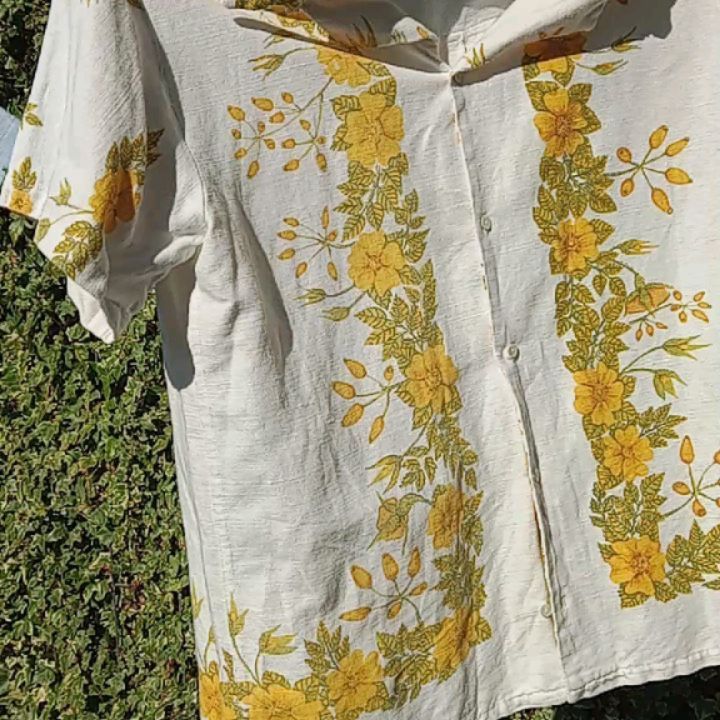 The one with the yellow flowers getting all the sunshine goodness 🌞
Available online 💚
.
.
.
.
#duurzaamdesign #duurzaamleven #duurzam #tablecloth #secondhandfabric #handmade #sustainablefashion #sustainableclothing #sustainable #consciousclothing #duurzaamkleding #kleding #unisexclothing #sustainableshirts #smallcreativebusiness #smallbusiness