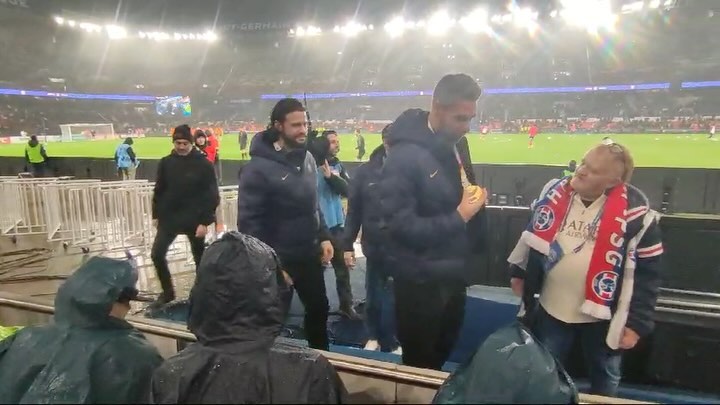 Les parisiens Champions d’Europe de handball dans la tribune Handicap-PSG !
Merci @lukakarabatic @nikolakarabatic44 @elohimprandi71 💪