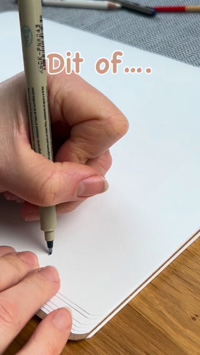 Tekenen verlaagt stress, helpt je gedachten ordenen en brengt je terug in het moment. Niet omdat het perfect moet zijn — maar juist omdat het dat niet hoeft te zijn.
En nee, je hoeft niet goed te kunnen tekenen.
Of je nu wat krabbelt, simpele lijnen zet of uitgebreid tekent. Je brein maakt geen onderscheid. Het effect is er zodra je begint.
Het gaat niet om het resultaat.
Het gaat om kijken, proberen en beginnen.
Even weg van je telefoon.
Even aandacht op papier.
Dus pak een pen.
Maak een lijn.
En laat het genoeg zijn 🤎
#creatief #tekenen #sketchbook #aquarel #watercolor #sketchjournaling #oefenen