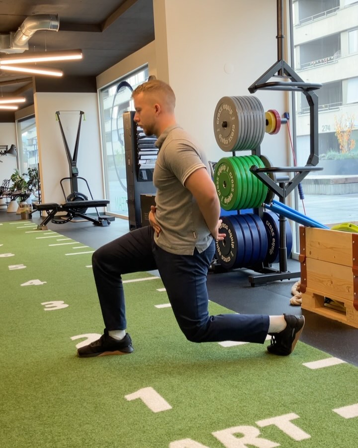 Der Split Squat ist eine unserer meistgenutzten Übungen. Man kann ihn nicht nur schwer laden, sondern je nach Position gibt es individuelle Vorteile:
-Durch die gezeigte Beckenkippung (nach hinten) und eine gleichmässige Gewichtsverteilung auf beiden Beinen, lässt sich der Rectus femoris (ein Muskel welcher über Knie und Hüfte zieht) besonders gezielt trainieren (Slide 1)
-Die gezeigte Variation mit den Armen Überkopf öffnet die gesamte vordere Kette, besonders geeignet wenn man den Grossteil seines Tages sitzend verbringt (Slide 2)
-Je nach Schrittlänge kann man vermehrt positive Schienbeinwinkel (>90 Grad im Sprunggelenk) oder negative Schienbeinwinkel (<90 Grad im Sprunggelenk) trainieren (Slide 3)
Probiert die Variationen doch gerne aus und lasst uns wissen was ihr denkt :)
#horgen#physicaltherapy#physioteam#interview#zürich#sportsphysio#dontforgettotrain#splitsquat