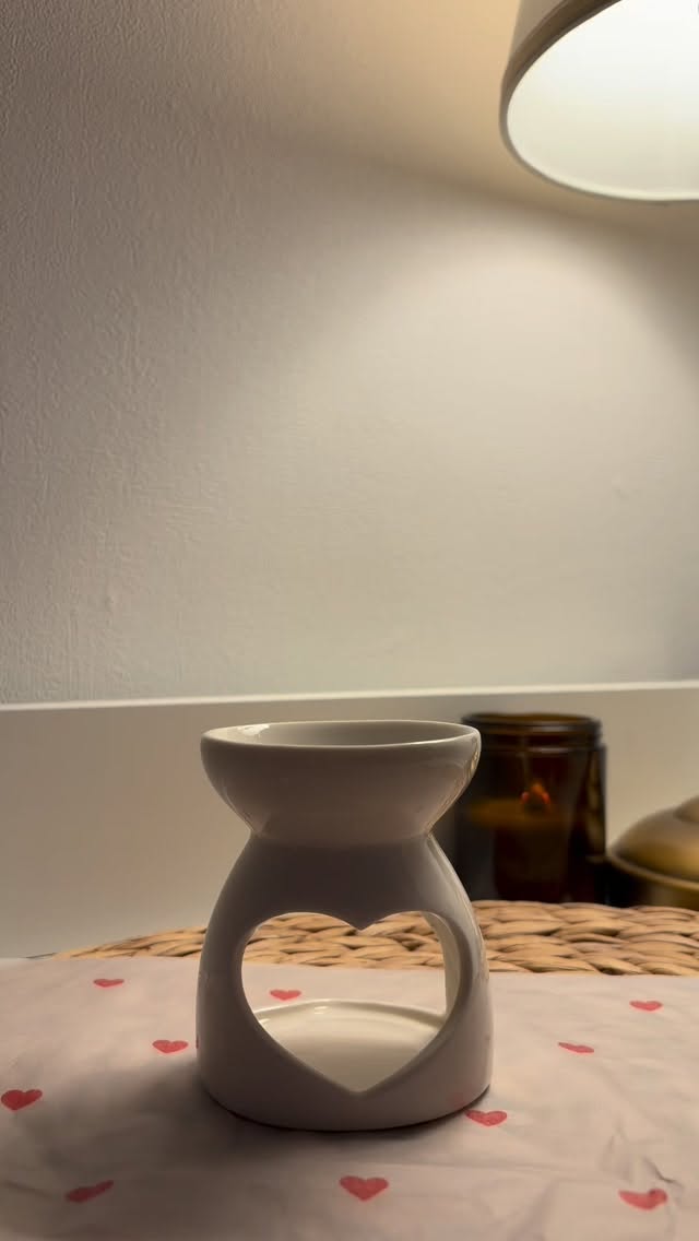 — MINI STOCK ✨ spécial Saint Valentin! 💌
J’ai réceptionné ces petits brûleurs cœurs, que j’avais commandé pour la Saint Valentin 🤍
Ils ne sont pas très grands comparé à certains modèles que je peux parfois vous proposer, mais je les trouve adorables. ❤️
Pour une deco discrète ils sont parfaits. Finition blanc brillante, et une jolie ouverture cœur, j’adore.
Début février je file aux achats brûleurs pour faire un vrai re stock sur le site et vous proposer pleins de genres différents : du simple, de l’original, du brillant etc j’ai TROP hâte. ❤️
Les soldes se terminent bientôt, et vous avez vraiment profité cette année des promos, ça fait plaisir de vous faire plaisir ! 🫢✨
#talange #bougie #metz #stvalentin #ideestvalentin