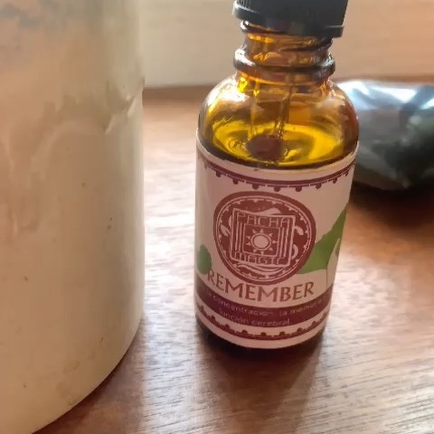 🧠Remember ~
Es la nueva formula Pachamagic que conocíamos como "Memory" ahora con dos nuevos adaptógenos y neuroprotectores para el cerebro: bacopa, y eleuthero.
El eleuthero o ginseng siberiano, es un adaptógeno que mejora significativamente la respuesta de nuestro cuerpo a estresores ambientales y físicos, modula la presión arterial y también tiene otras cualidades como la de ser hepatoprotector, elevar el sistema inmune y ser antidepresivo. Yeah 💪🏽
La bacopa o "brahmi" se utiliza en la medicina ayurvédica tradicional. Promueve la memoria y el enfoque, retarda el proceso del Alzheimer y acelera la recuperación del trauma cerebral. La Bacopa es conocida por su habilidad de calmar sin sedar y funciona mejor cuando se toma por tiempo prolongado.
Así que yo ando bien pilas tomándome mi dosis diaria de medicina para el buen pensar 💖
Cuéntame acá abajo 👇🏼 ¿tu ya lo probaste? 😊 🌿
Pd: sabe bien rica añadiendola a tu café de la mañana!