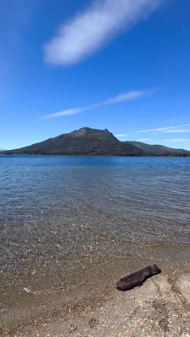 🏞️ A solo 1,5 km del Refugio te espera este plan redondo:
Playa dentro del Parque Nacional + caminata a la Cascada de los Duendes.
¡Naturaleza para todos, sin necesidad de manejar ni pagar entrada!
📍Villa Los Coihues: perfecta para una tarde de verano con río, sombra y aventura.
☀️ Este verano, tus mejores momentos están a pasos del Refugio.