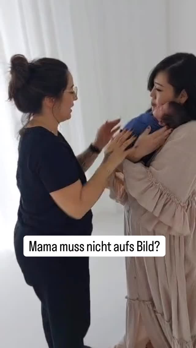 Mama muss nicht aufs Bild? Das ist ein Fehler
Ich höre es bei fast jedem Shooting:
“Ich bin noch nicht bereit.”
“Ich sehe furchtbar aus.”
“Mach erstmal nur das Baby.”
Und ich verstehe es. Wirklich. Du hast gerade ein Wunder vollbracht und fühlst dich vielleicht alles andere als fotogen.
Aber lass mich dir etwas sagen:
Dein Kind wird sich nicht daran erinnern, ob du geschminkt warst. Ob deine Haare perfekt lagen. Ob du dein “Vor-Baby-Gewicht” hattest.
Es wird sich an deine Hände erinnern wollen. An deinen Blick. An die Art, wie du es gehalten hast in den ersten Tagen seines Lebens.
Diese Fotos sind nicht für Instagram. Sie sind nicht für andere.
Sie sind für euer Kind. Für später. Für: “So hat Mama mich angeschaut, als ich ganz neu auf der Welt war.”
Du musst nicht perfekt sein. Du musst nur DA sein.
Und genau das macht die schönsten, ehrlichsten, wertvollsten Bilder.
Trau dich. Sei mit drauf. Dein zukünftiges Ich und dein Kind werden es dir danken.
📩 Bereit für euer Newborn-Shooting? Link in Bio oder schreib mir direkt.