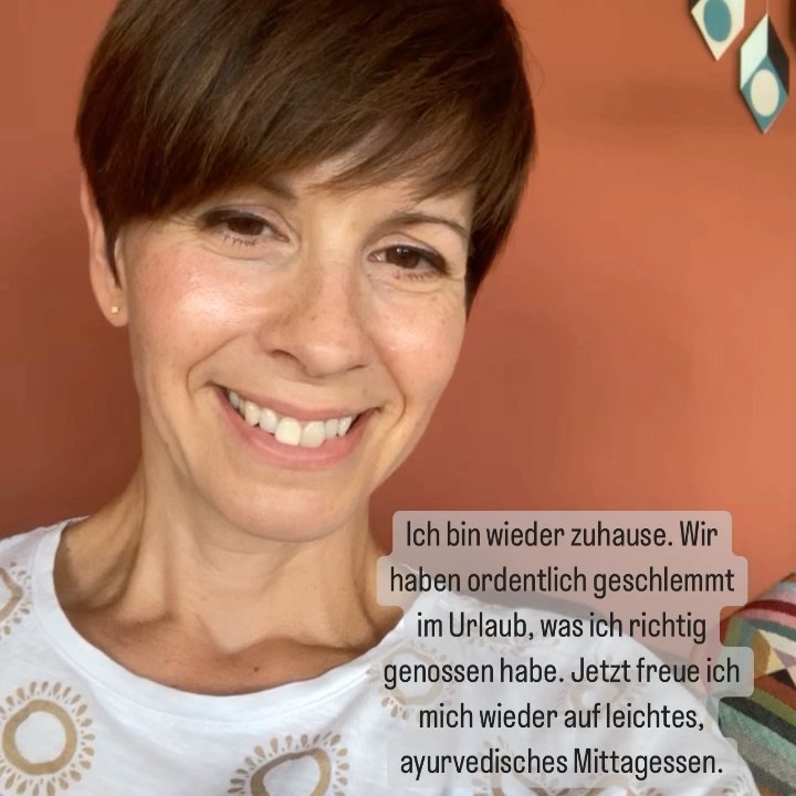 KITCHARI
Ich bin wieder aus dem Urlaub zurück und so langsam dürfen sich auch meine ayurvedischen Routinen wieder einspielen. Dazu zählt auf jeden Fall meiner Verdauung wieder mehr Aufmerksamkeit zu schenken, wir haben nämlich ordentlich geschlemmt im Urlaub. Und ja, ich lebe sehr nach den ayurvedischen Prinzipien, bin aber bei weitem nicht dogmatisch. Eine fettige Strandbadpommes oder das Glas Rotwein am Abend gehörten einfach dazu. Das finde ich auch völlig ok, wenn es nicht auf Dauer ist und ich im Anschluss meinem Körper wieder die Möglichkeit der Entlastung gebe.
Kitchari ist ein klassisches ayurvedisches Detox-Gericht. Ich esse es z.B. sehr gerne zwei bis drei Tage lang nach einem Schlemmerurlaub oder auch gerne an einem Tag in der Woche. Einfach um meiner Verdauung etwas Gutes zu tun.
Und hier kommt nun mein Rezept für Dich:
💁🏼
80g geschälter Mung Dal (eine Stunde vor dem Kochen in Wasser einlegen)
100g Basmatireis (gut waschen)
Gemüse deiner Wahl. Ich habe Vata freundliches Gemüse wie Möhren, Kürbis und Zucchini gewählt
2 TL Ghee oder Kokosöl als vegane Varinate
2cm frischen Ingwer
1/2 EL Senfkörner
1/2 EL Kreuzkümmel
1/2 EL Kurkuma
1/2 TL Koriander
1 TL Steinsalz
eine Prise Pfeffer
ca. 300ml Wasser oder eine hochwertige Gemüsebrühe
👩🍳
Erhitze zunächst leicht die trockenen Gewürze in einem Topf. Gib nun das Öl hinzu und schwitze den Ingwer darin an. Röste kurz Reis und Mung Dal im heißen Fett mit an. Danach kommen die Möhren und der Kürbis in den Topf. Gib anschließend ca. 300ml Wasser oder Gemüsebrühe hinzu und lasse das ganze bei mittlerer Hitze köcheln bis der Reis und die Mungbohnen gar sind. Vielleicht musst du noch etwas Wasser hinzugeben. Kurz bevor das Kitchari fertig ist, gib noch die Zucchini hinzu damit sie bissfest bleibt. Zum Schluss noch einmal mit Salz und Pfeffer abschmecken.
Ich habe noch ein wenig Rucola und einen Spritzer frischen Limettensaft über das fertige Kitchari gegeben.
Das Kitchari ist wirklich ganz einfach zuzubereiten und es macht richtig satt.
Kennst du Kitchari?
#kitcharidetox #ayurvedaleichtgemacht #verdauungsfördernd #ayurvedaimalltag
#agni #mehrleichtigkeit #leichtesessen