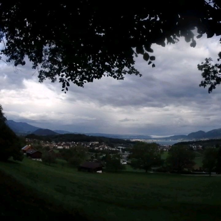 15.09.2022: Ein Schub kühler Luft läutet das herbstliche Wetter ein und produziert dabei eine imposante "Wolkenlinie". Zeitraffer aus verschiedenen Perspektiven mit verschiedenen Geschwindigkeiten. #herbstwetter #kaltfront #wetter #zeitraffer #berneroberland