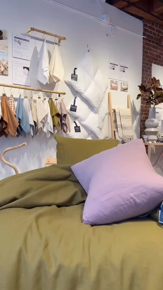 SERIES: Understanding Materials ✨🎙️✨
EPISODE 2, Part 3
Investing in bedding made of natural materials is worth it.
Linen wears and ages beautifully.
-
#smallbusiness #interiordesign #sustainablehome #linen #bedding