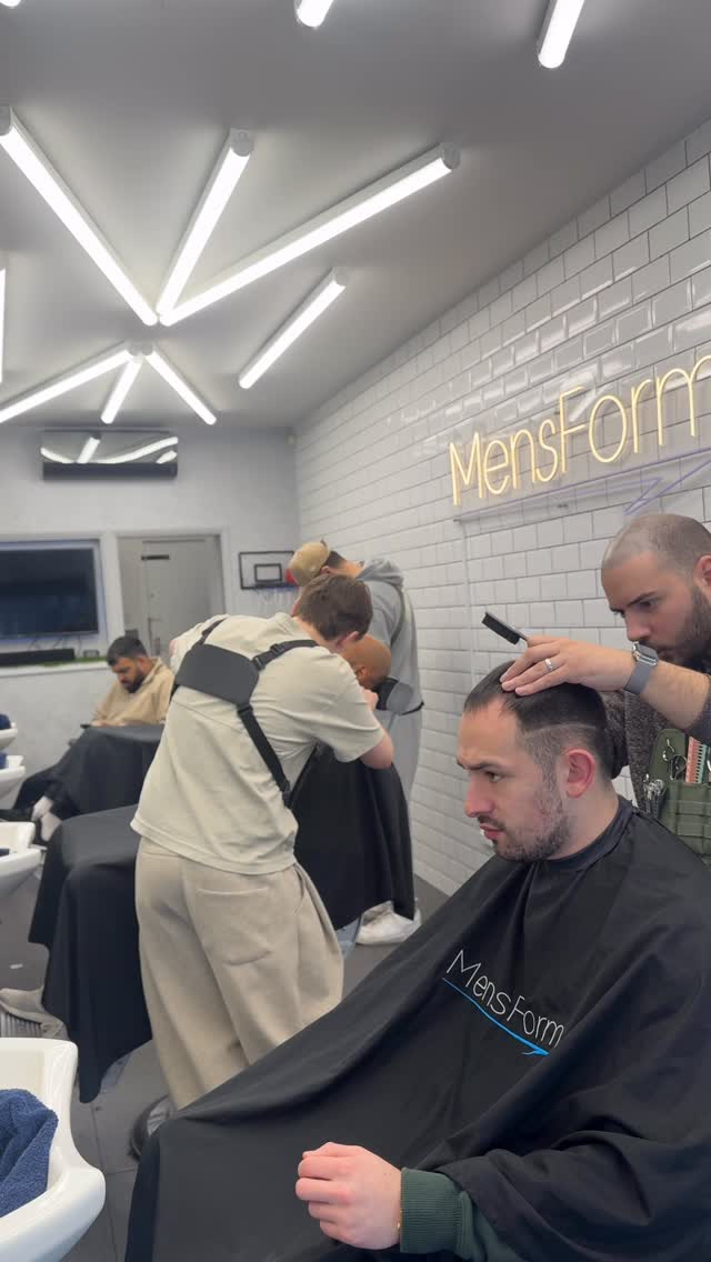 Saturday Vibes! Best Place To Talk About Football 😂😂😂
#millhillbroadway #barber #millhill #london #haircuts