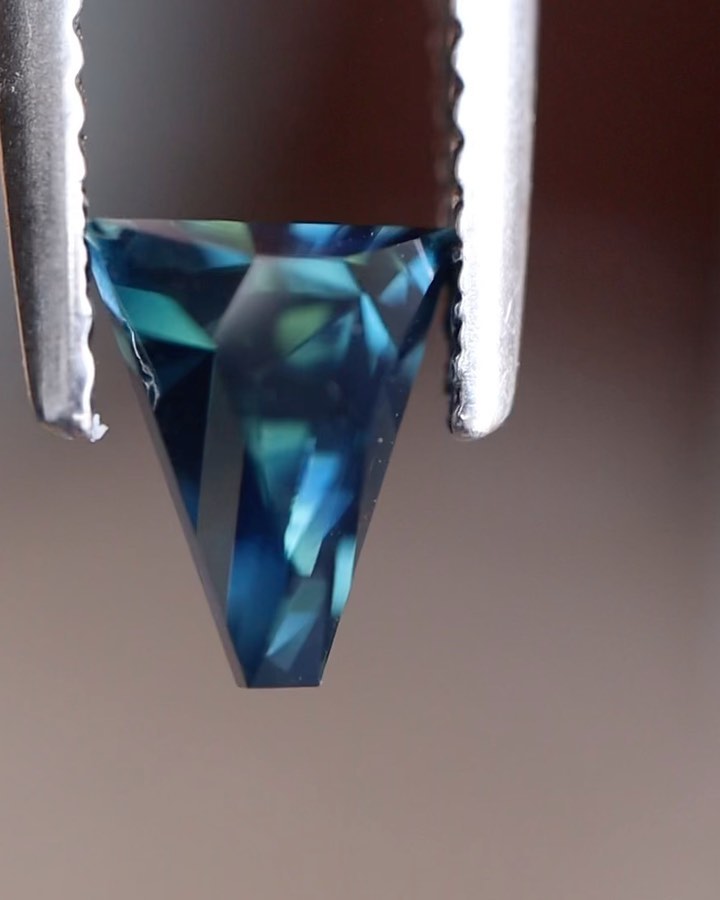 Un magnifique saphir d’Auvergne taille Keystone de 1.40ct.
Disponible sur la boutique en ligne
(Prix professionnels nous contacter)
Saphir d’Auvergne (France | French sapphire)
Taille Keystone : 1.40ct
Dimensions : 6.86 x 5.66 Hauteur : 5.12mm
Taille de précision. Naturel, non chauffé, non traité.
#saphir #saphirdefrance #saphirdauvergne #frenchsapphire #finegems #exceptionalgemstones #teal #tealsapphire #bluesapphire #naturalgemstone #ethicalgemstone #ethicallymined #naturalsapphire #unheatedsapphire #saphirnaturel #pierresethiques #joaillerieethique
#sapphire #gemme #teal #precisioncut #ethicaljewelry #highjewelry #jewelrydesign #statementjewelry #hautejoaillerie #saphirauvergne #jewelrydesigner #saphirsauvergne #gemstonetraceability