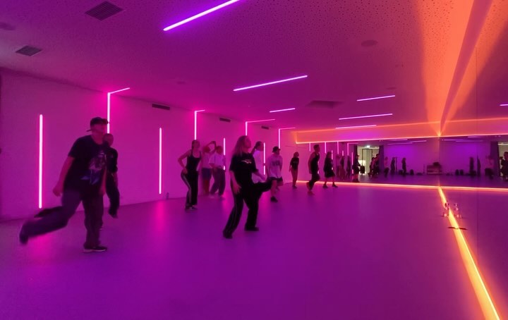 Some classes from the archives that I really enjoyed ✨
1st slide: choreo by @andersdeeno
2nd slide: choreo by @renaehughes
3rd slide: choreo by @_daniellarae