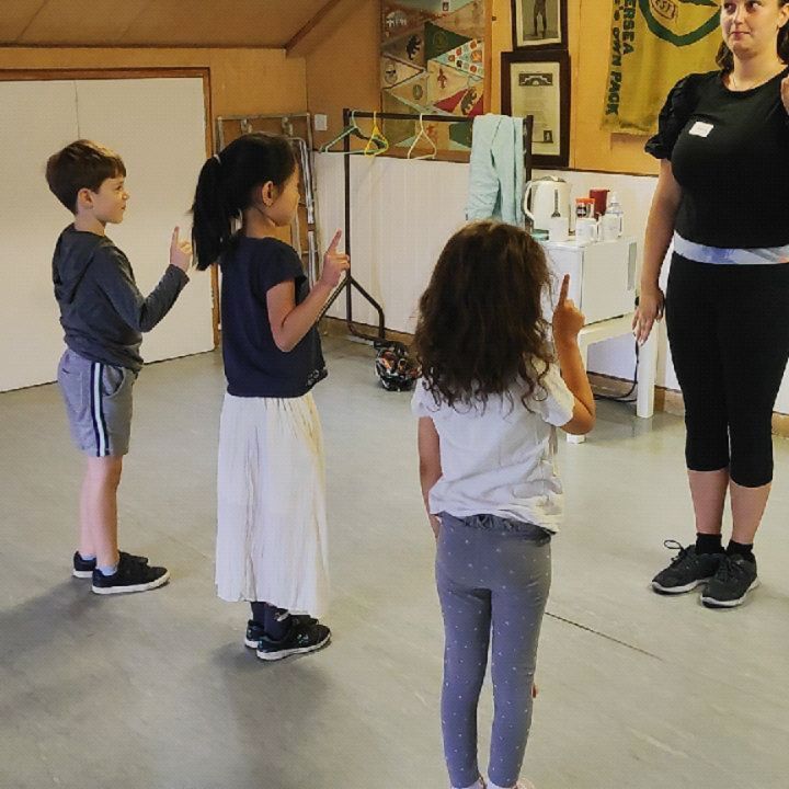 What an epic first day as the Playmakers Summer workshop! Today the children had fun playing 'magic mirrors' - if you have magical powers you can see your reflection in the mirror and copy the actions!! ✨✨
In art we took turns inventing dynamic poses as models whilst the others sketched. We then used these drawings to create amazing figure sculptures!
We can't wait for tomorrow with more fun activities planned. Come and join us!! 🤸🍉🌻🙌
.
.
.
#claphammums #nappyvalley #kidsclub #holidayclub #wandsworth #balhammums #bellevilleschool #artsandcrafts #kidsclubclapham #dramaclubclapham #artsclubclapham #honeywellschool #kidsart #newtobalham #londonartclub #school #sw11 #southwestlondon #southwestlondonmums #sw12 #actingclub #playmakerslondon #wandsworthkidsclub#summercamplondon #dramaclublondon #sw11 #claphammums