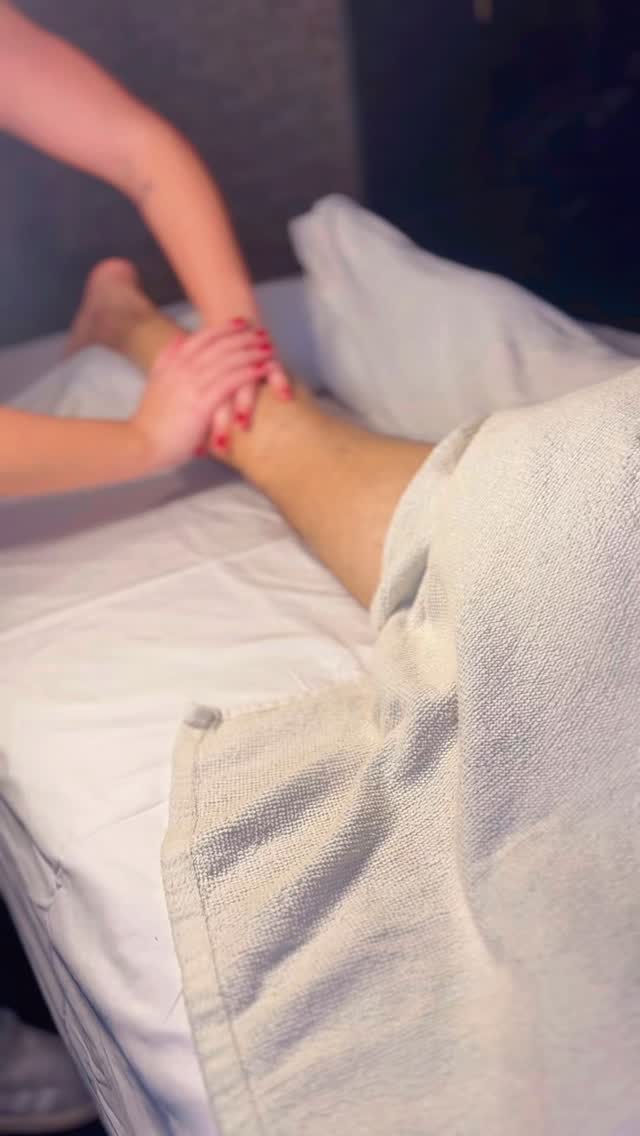 Después de entrenar o de pasar horas de pie, tus piernas también necesitan un respiro 💆♀️
En Marbella Zen ayudamos a liberar tensiones, mejorar la circulación y devolver ligereza a tus piernas.
Regálate ese momento de bienestar que tu cuerpo te está pidiendo 🌿