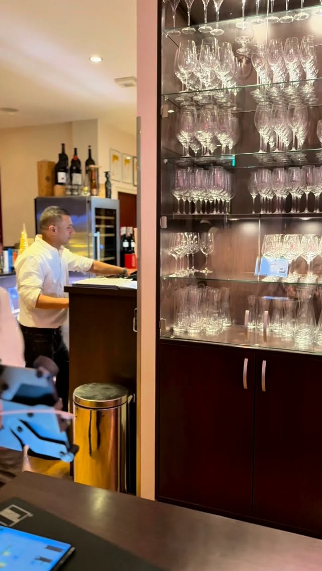 Dieses Video ist erste Sahne 👌🏻
Bei den Dreharbeiten sind keine Kevins zu Schaden gekommen.
#pier6 #gastro #humor