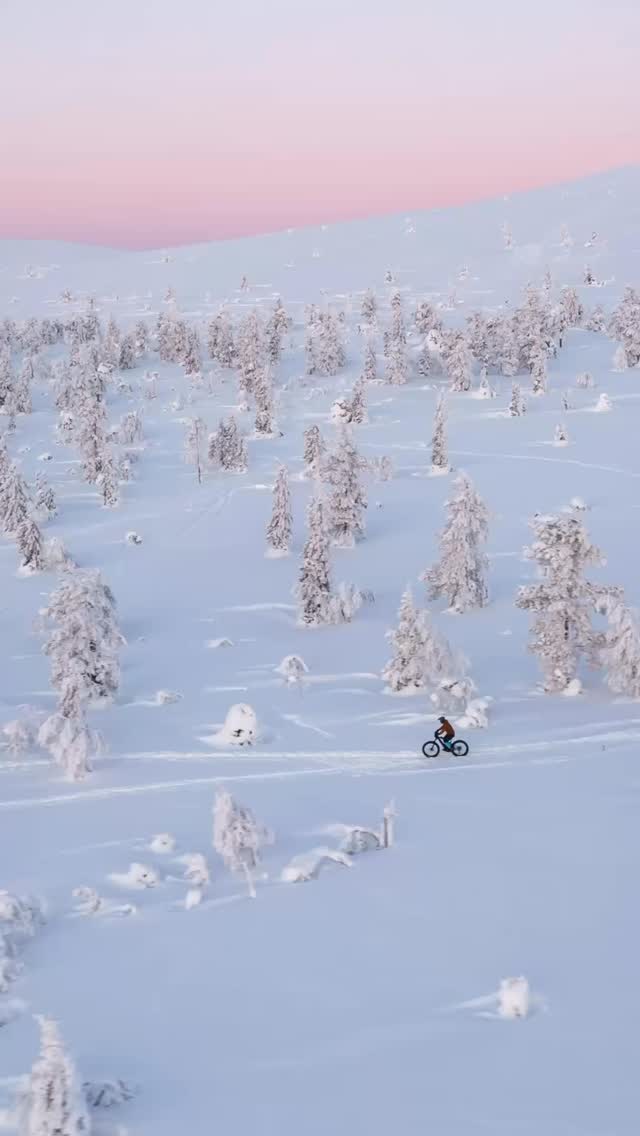 Talvi on ihme – tule kokemaan se kanssamme.
Hiljaiset polut, kirpeä pakkasilma ja liikkeen ilo luonnossa. Nauti talven taikasta Sisu Outdoorin matkassa
❄️ Winter is a wonder – come experience it with us.
Quiet trails, crisp air and the joy of moving in nature.
Join Sisu Outdoor and embrace the magic of winter.
#sisuoutdoor #sisukkaastiseikkaillen #visityllas #lapland #yllas